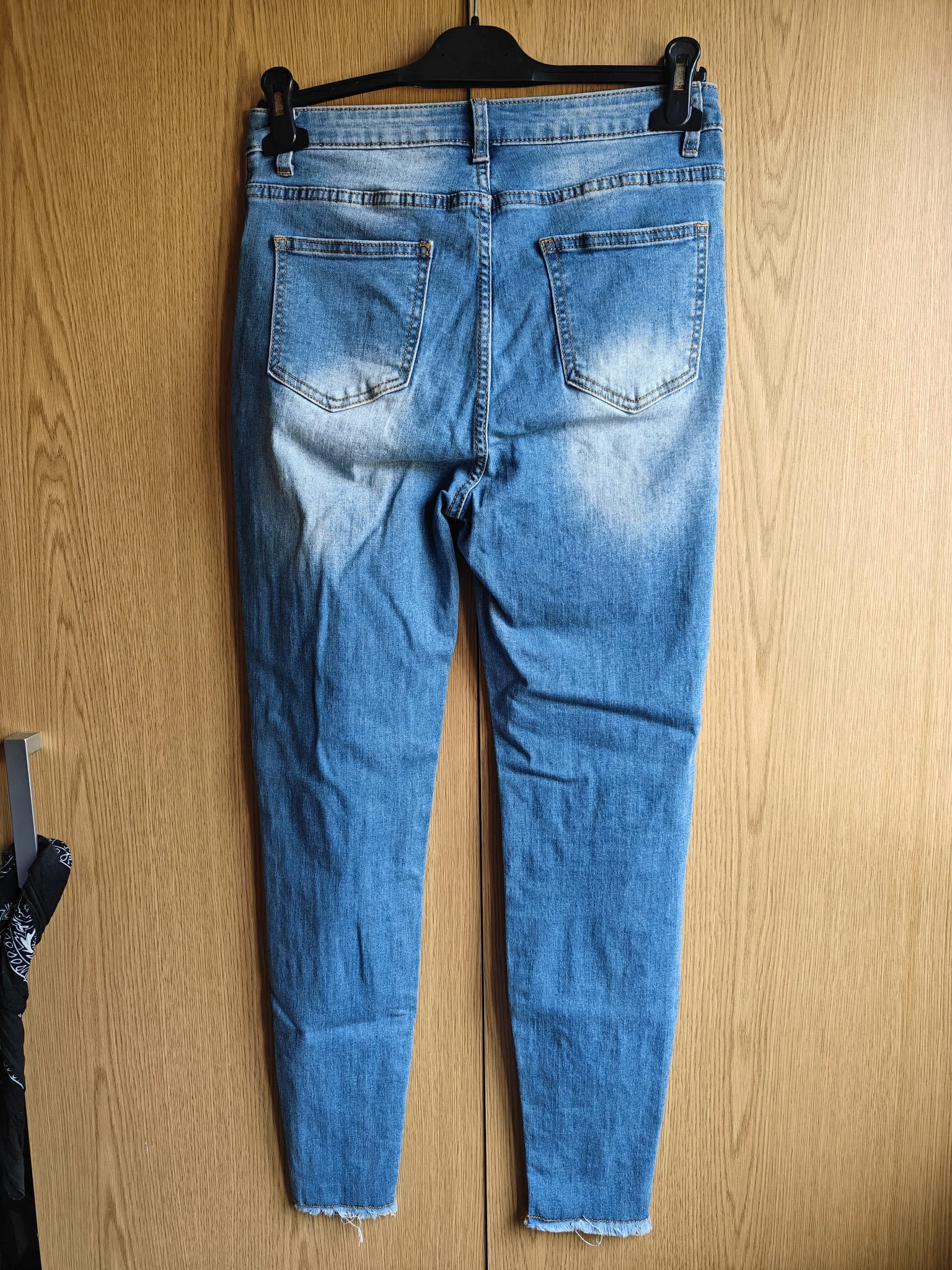 Pantalones de mezclilla con un toque moderno y relajado – photo 4